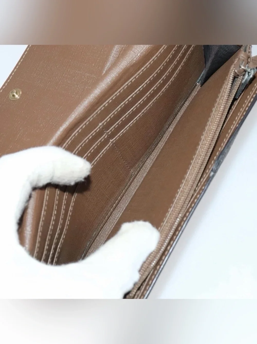 Gucci GG Supreme Canvas Clutch in Beige and Brown with Gold Accent - Picture 5 of 6